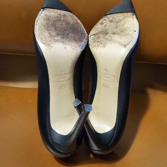 Valentino Garavani Rockstud Black Leather Pumps - Picture 6 of 13